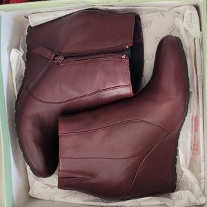 Clarks Size 7 Wedge Boots